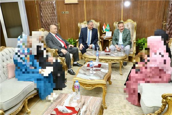 محافظ المنوفية يوزع مساعدات مالية
