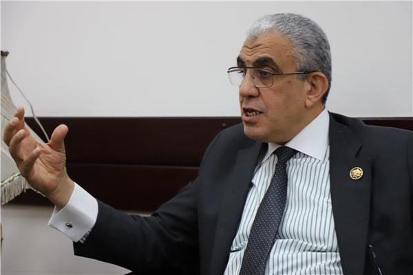 عادل عبد الفضيل رئيس لجنة القوي العاملة