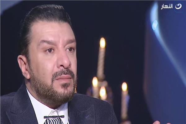 مصطفى كامل يبكي