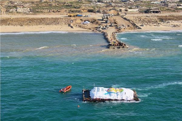 بدء تفريغ مساعدات غذائية منقولة بحرا في قطاع غزة ضحية الجوع