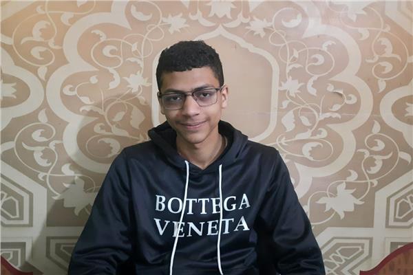 الطالب طه علي الهواري صاحب صوت ذهبي  يحفظ القرآن الكريم