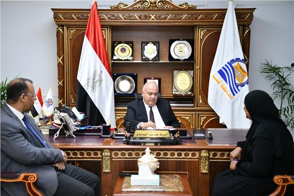 اللواء أشرف الداودي محافظ قنا خلال لقائه بالمواطنين