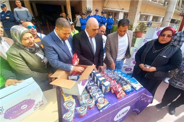 السكرتير العام للبحيرة  يتفقد قافلة المواد الغذائية 