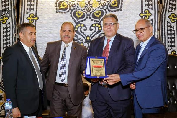تكريم المُعلٍم تهامي كرم عبدالجليل مدير مدرسة الشهيد المقدم مصطفى لطفي سلامة الثانوية
