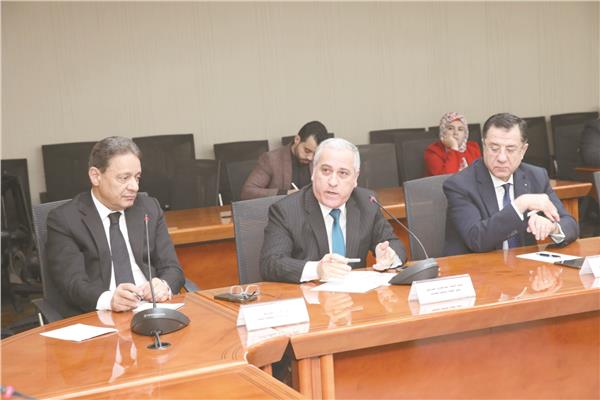 الكاتب الصحفي كرم جبر وم. عبد الصادق الشوربجي خلال الحوار المفتوح
