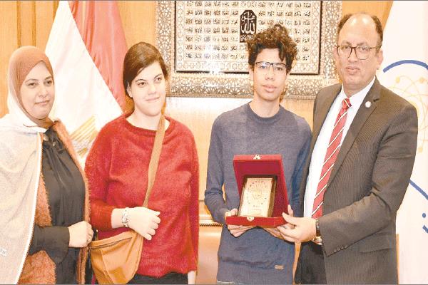 رئيس جامعة حلوان خلال تكريم أسرة الشهيد