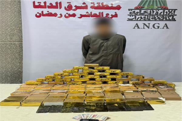 أحد المتهمين وبحوزته المضبوطات