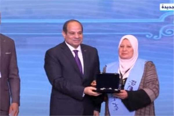 الرئيس السيسي يكرم الامهات المثاليات