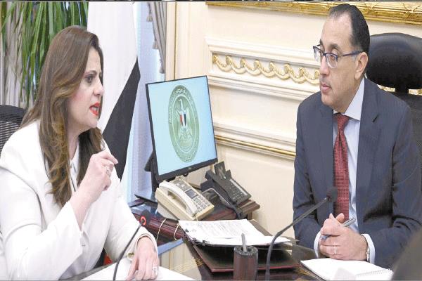 د. مصطفى مدبولى خلال اجتماعه مع السفيرة سها جندى