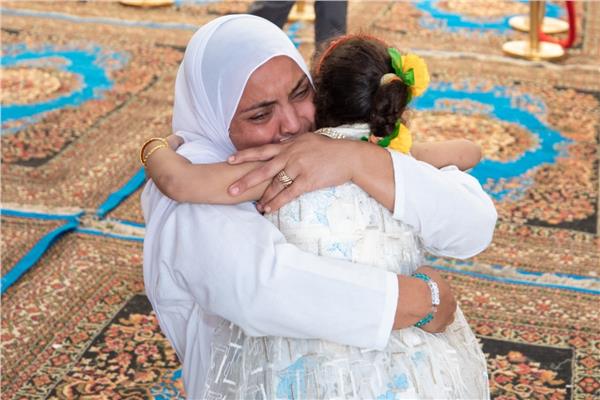إحدى الغارمات تحتضن ابنتها