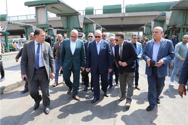  اللواء خالد عبد العال محافظ القاهرة  يتفقد مواقف النقل الجماعى