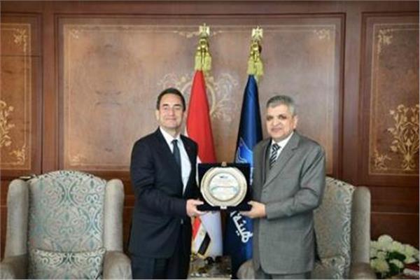الفريق أسامة ربيع يُسلِّم درع القناة للسفير الفرنسى بالقاهرة
