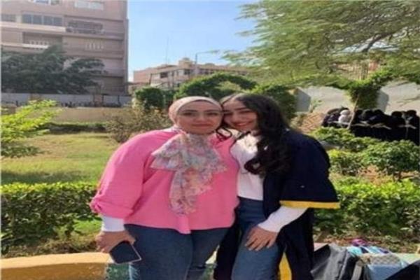 الصيدلانية وابنتيه