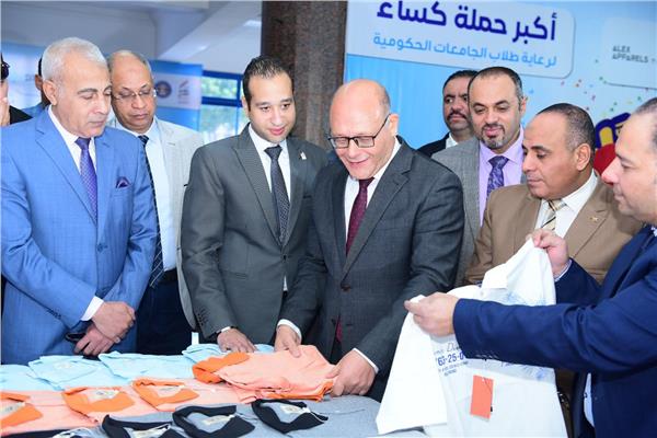 الدكتور حسان النعماني رئيس جامعة سوهاج يفتتح معرض "دكان الفرحة" 