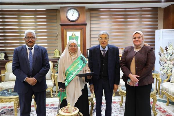محافظ المنيا يكرم الأم المثالية على مستوى المحافظة  