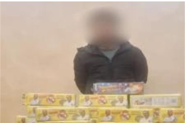 المتهم وبحوزته المضبوطات