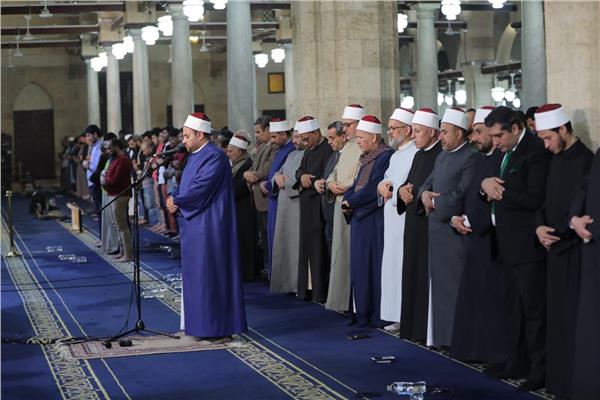 آلاف المصلين اليوم الأربعاء، صلاتي العشاء والتراويح