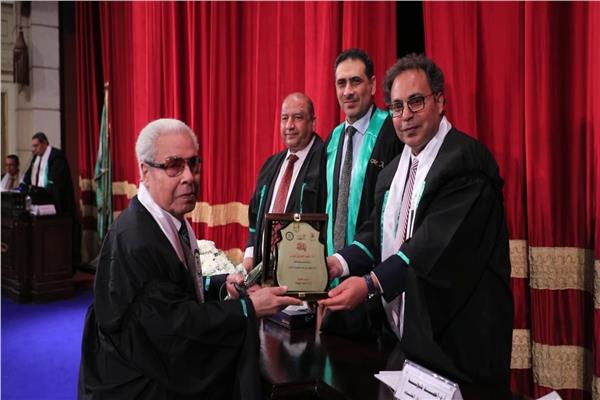  أ.د.عبدالعزيز بقوش أثناء التكريم