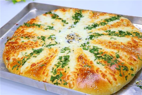 فطيرة بحشو الجبن الموزاريلا بالبقدونس