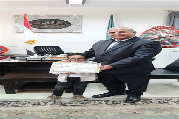 علي عبد الرؤوف مدير مديرية التربية والتعليم بالشرقية خلال استقباله الطالب إياد محمود عياد
