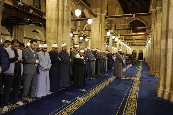 آلاف المصلين اليوم الأحد، صلاتي العشاء والتراويح في الجامع الأزهر