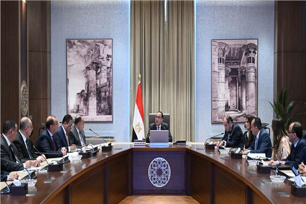 رئيس الوزراء خلال الاجتماع