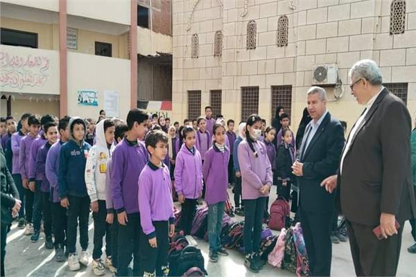 وكيل وزارة التربية والتعليم خلال الجولة