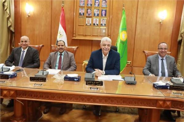 الدكتور أحمد القاصد رئيس جامعة المنوفية خلال الاجتماع