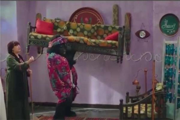 مربوحة تحاول طرد الغوريلا بسبب غيرتها على الكبير