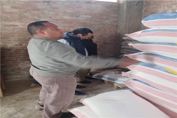  ضبط وإعدام أكثر من ٢ طن أغذية وغلق ٢ مطحن غير مرخص بالزقازيق  