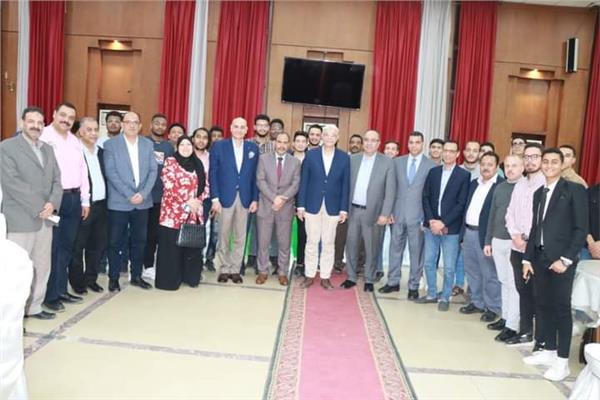 رئيس جامعة المنوفية يتناول طعام الإفطار مع الطلاب الوافدين 