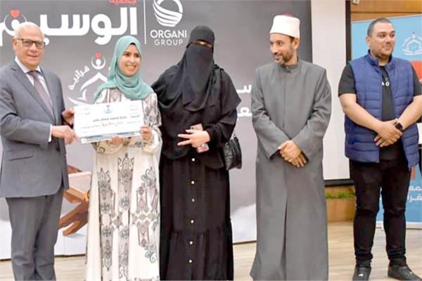 اللواء عادل الغضبان يسلم الجائزه للأحد الفائزين بمسابقة القرآن الكريم