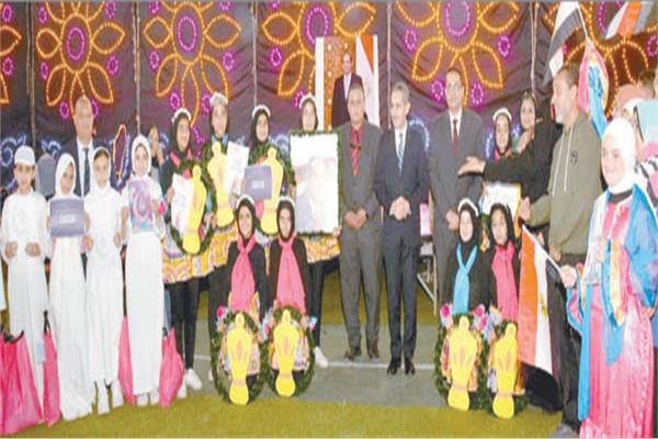 د.طارق رحمى يتوسط الأطفال من ذوى الهمم احتفالًا بمناسبة شهر رمضان