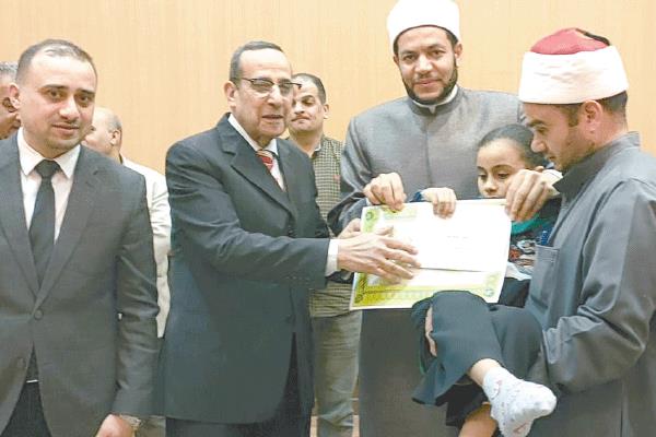 اللواء د. محمد عبد الفضيل شوشة محافظ شمال سيناء يكرم أحد الفائزين