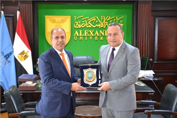 رئيس جامعة الإسكندرية يستقبل رئيس الجامعة البريطانية بالقاهرة