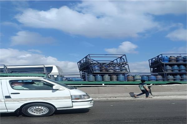 السيارة عقب اصطدامها بالسور