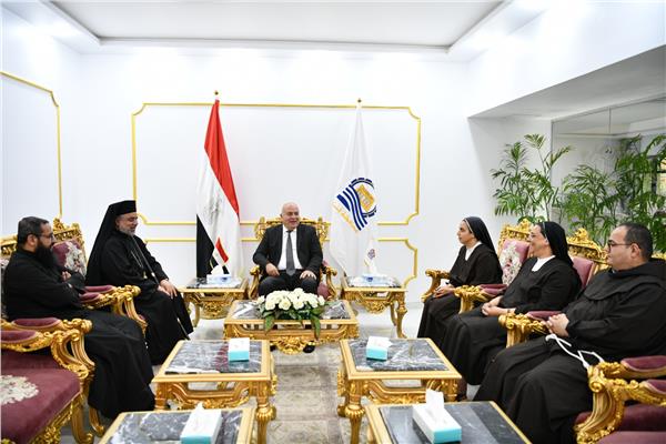 اللواء أشرف الداودي، محافظ قنا خلال اللقاء