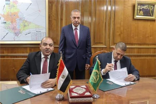محافظ القليوبية خلال مراسم توقيع البروتوكول