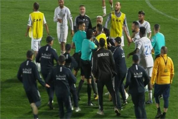 جانب من الاعتداء على الحكم محمد معروف