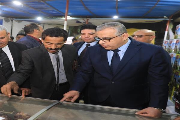 اللواء طارق الفقي محافظ سوهاج يتابع توافر المواد الغذائية بالمنفاذ