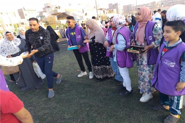 توزيع الكحك على المواطنين