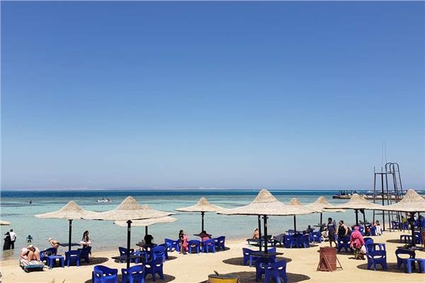 توافد المصيفين على شواطئ منتجع العائلات