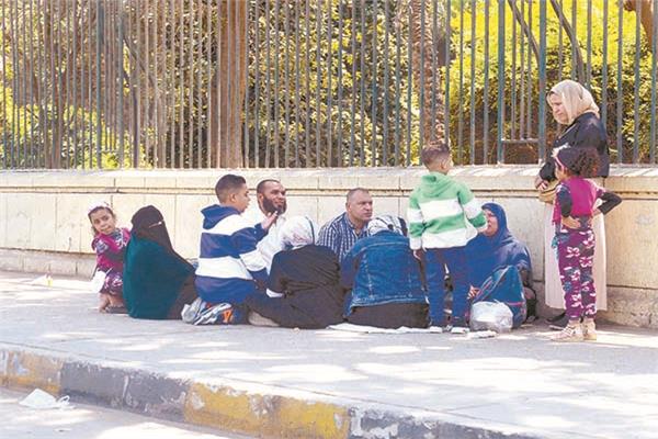 الأسرة تتناول الطعام على رصيف حديقة حيوان الجيزة المغلقة