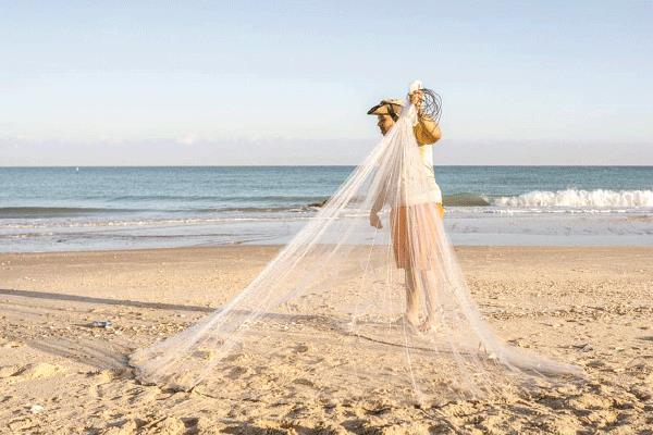 صياد يستخدم «الطُراحة» للصيد فى مياه البحر