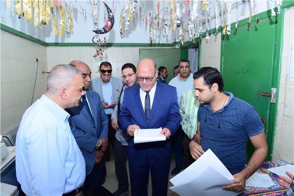 الدكتور حسان النعماني رئيس جامعة سوهاج خلال جولة تفقدية