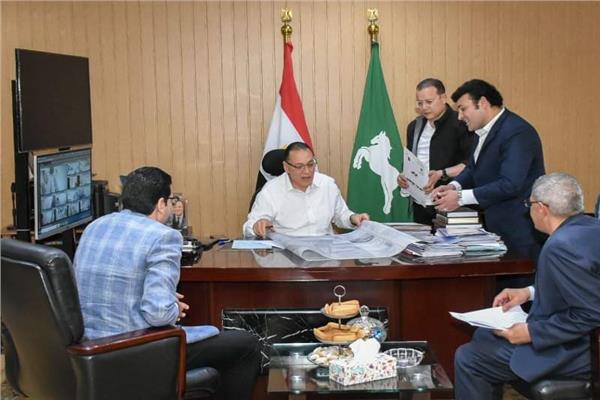 الدكتور ممدوح غراب محافظ الشرقية خلال الاجتماع