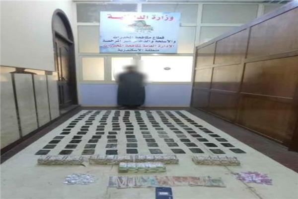 المتهم امامه المضبوطات