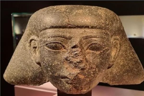 التمثال المعروض للبيع بوثائق مزورة