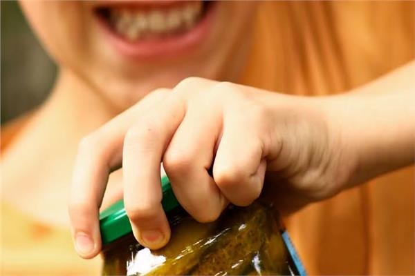 حيل ذكية لفتح البرطمانات العنيدة