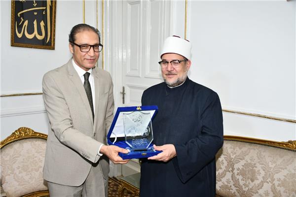 الدكتور محمد مختار جمعة وزير الأوقاف والكاتب الصحفي إسلام عفيفي رئيس مجلس إدارة مؤسسة أخبار اليوم